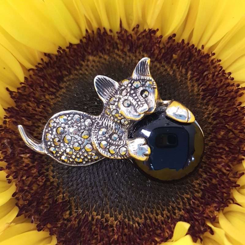 Sterling Silver and marcasite and sapphire brooch - Cat and ball