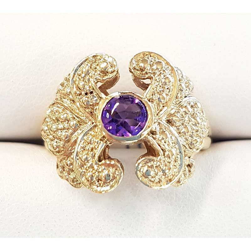 Round amethyst and gold ring