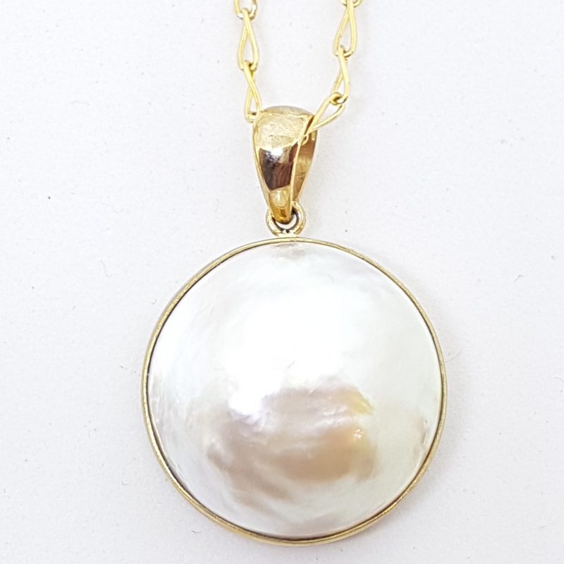 9ct Yellow Gold Large Round White Mabe Pearl Pendant on Gold Chain