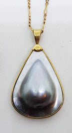 9ct Yellow Gold Large Teardrop Shape Grey / Blue / Black Mabe Pearl Pendant on Gold Chain