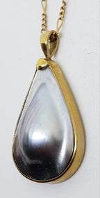 9ct Yellow Gold Large Teardrop Shape Grey / Blue / Black Mabe Pearl Pendant on Gold Chain