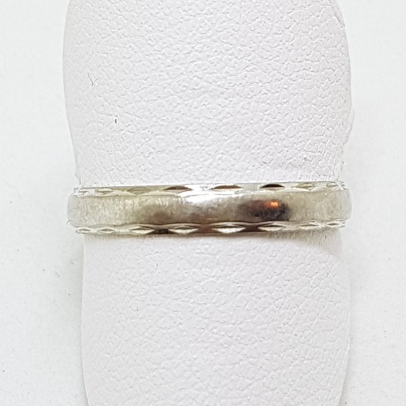 18ct White Gold Wedding Band Ring with Pattern on Side