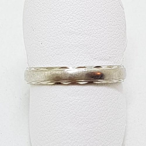 18ct White Gold Wedding Band Ring with Pattern on Side