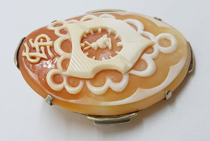 9ct White Gold Large Oval Ornate Cameo Rabbit Crest Brooch - Antique / Vintage