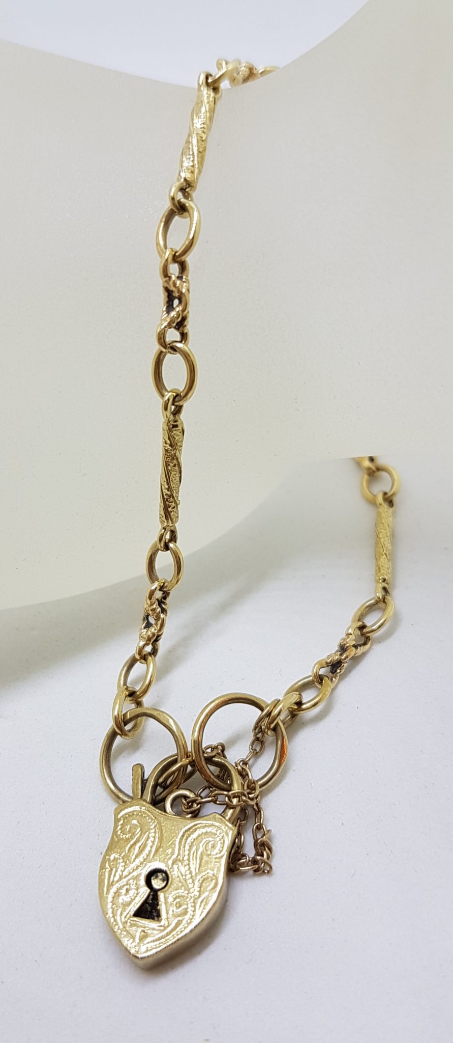 9ct Yellow Gold Round and Twist Link Bracelet with Shield / Heart Padlock Clasp