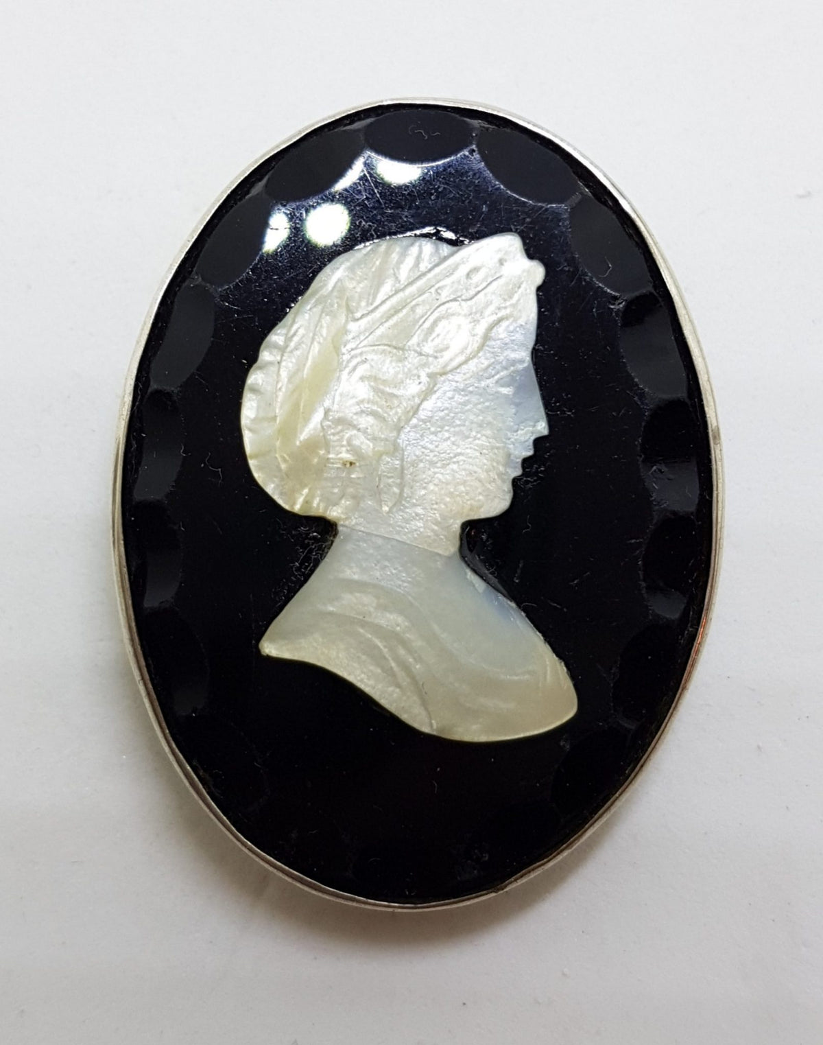 Sterling Silver Large Oval Black &amp; Mother of Pearl Lady Cameo Brooch