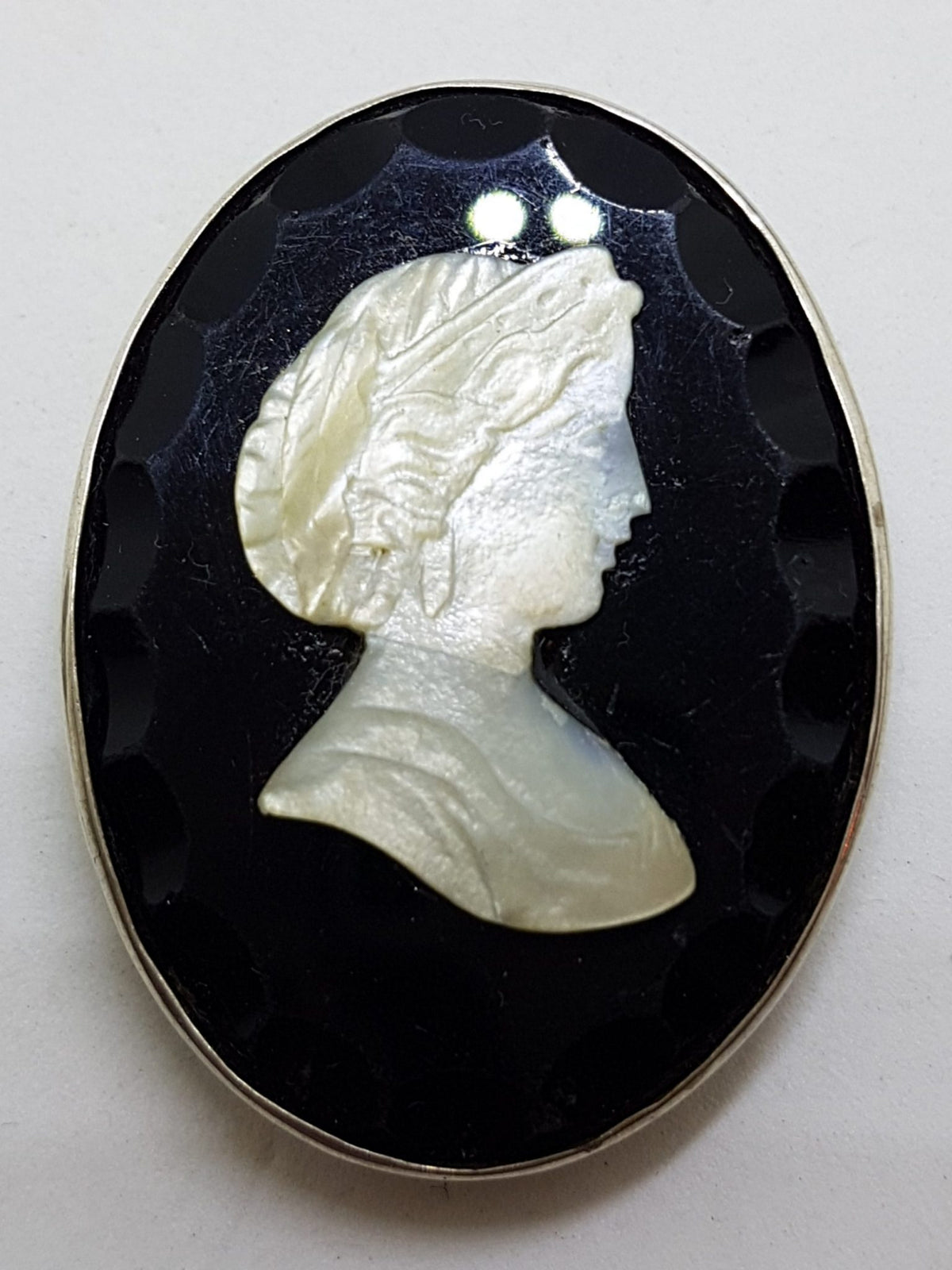 Sterling Silver Large Oval Black &amp; Mother of Pearl Lady Cameo Brooch