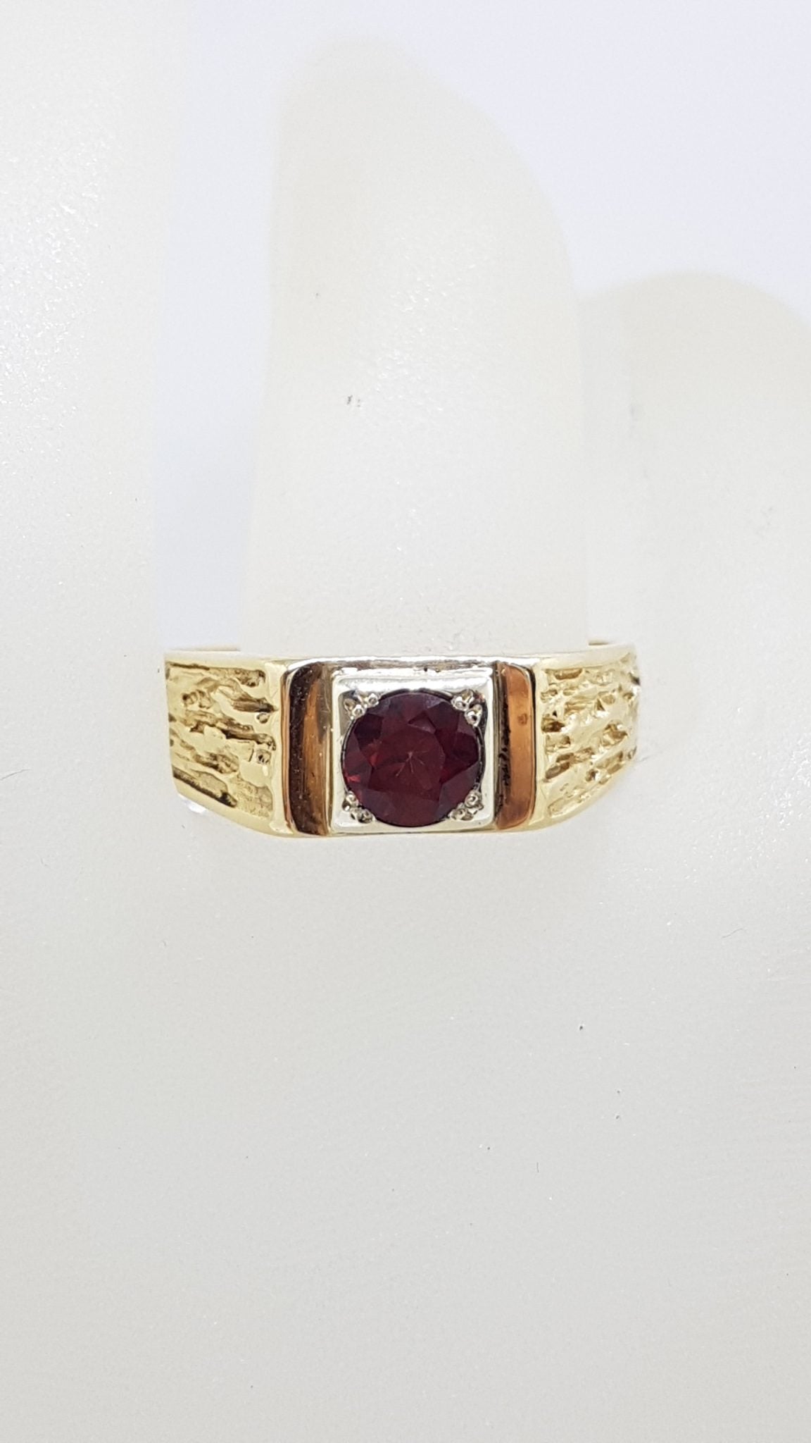 9ct Yellow Gold Round Garnet with Patterned Design Large Size Ladies / Gents Ring - Antique / Vintage