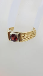 9ct Yellow Gold Round Garnet with Patterned Design Large Size Ladies / Gents Ring - Antique / Vintage