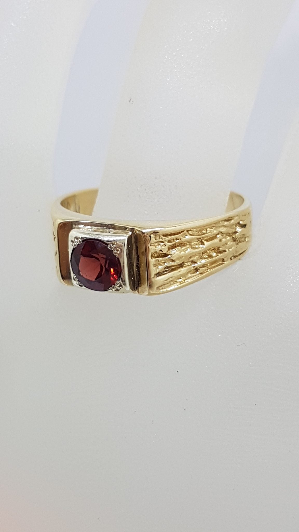 9ct Yellow Gold Round Garnet with Patterned Design Large Size Ladies / Gents Ring - Antique / Vintage