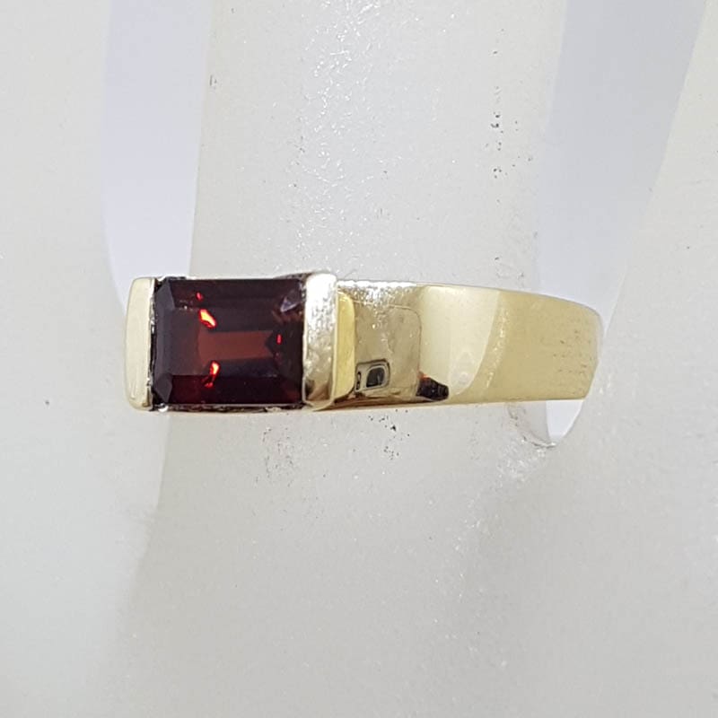 9ct Yellow Gold Rectangular Garnet Ring