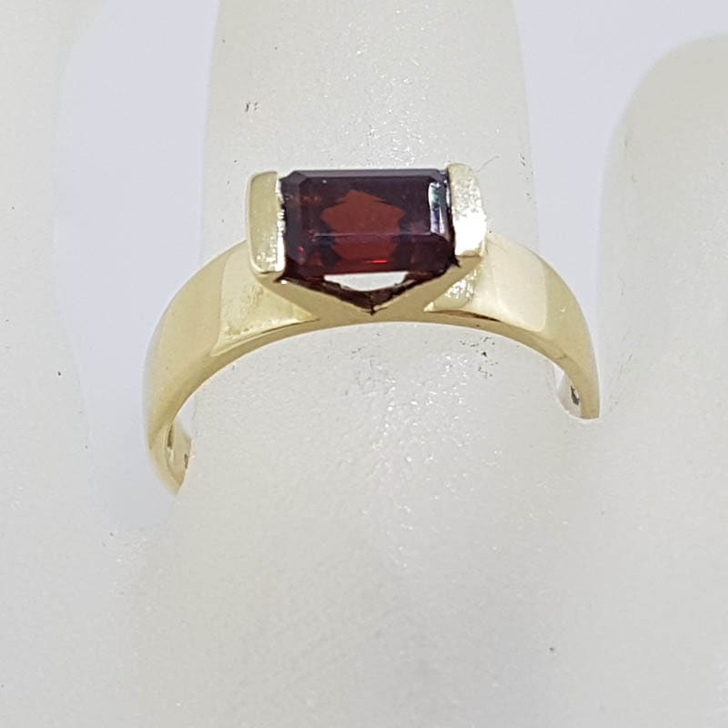 9ct Yellow Gold Rectangular Garnet Ring