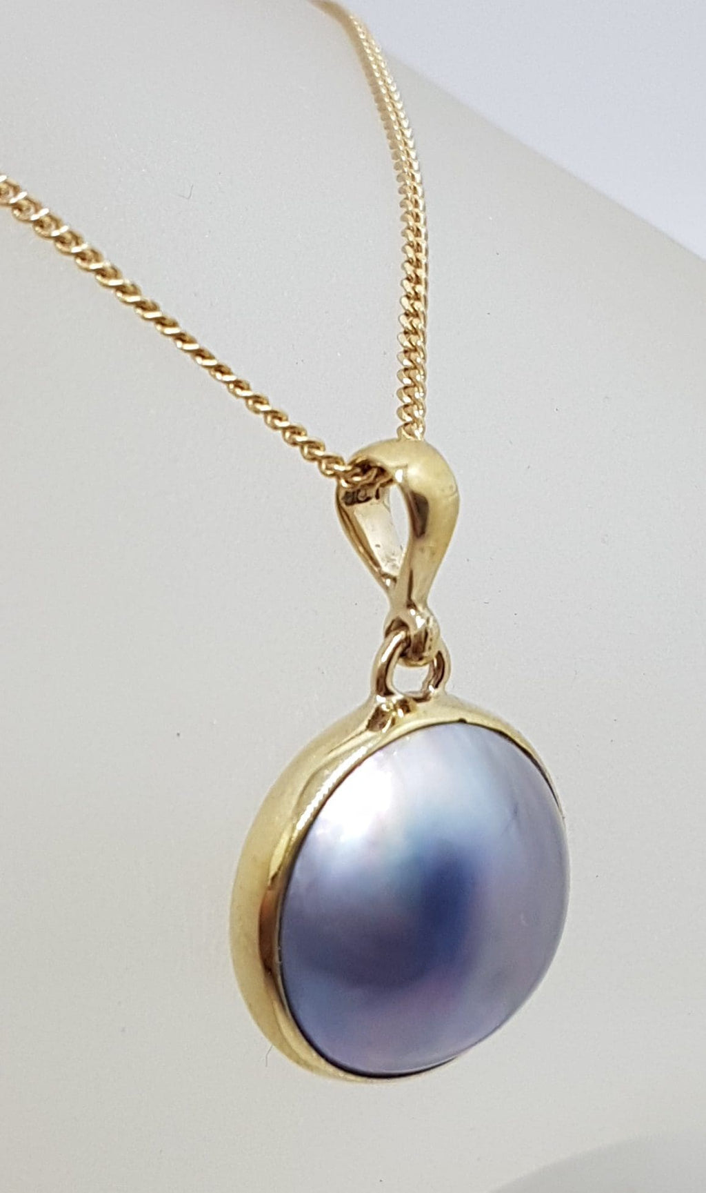9ct Yellow Gold Round Shape Grey / Blue Mabe Pearl Pendant on Gold Chain