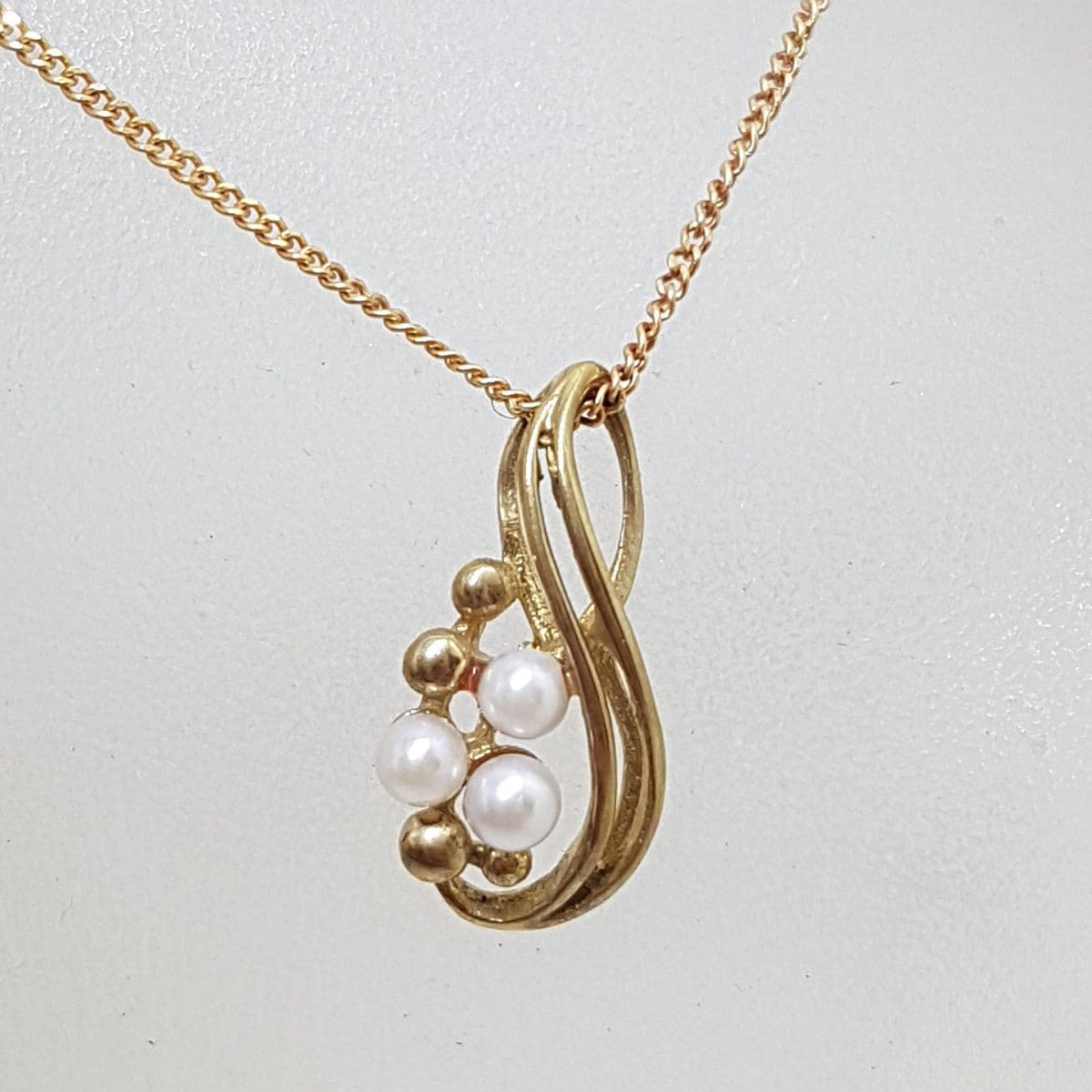9ct Yellow Gold Three Pearl Cluster Ornate Twist Design Pendant on Gold Chain
