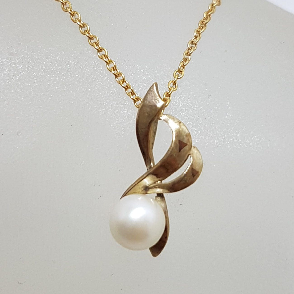 9ct  Vintage Yellow Gold Pearl Ornate Twist Design Pendant on Gold Chain