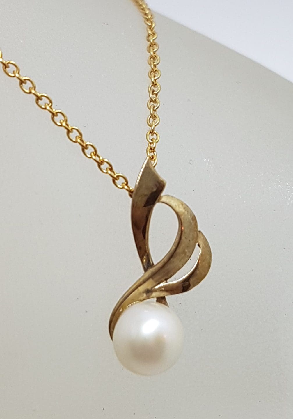 9ct  Vintage Yellow Gold Pearl Ornate Twist Design Pendant on Gold Chain