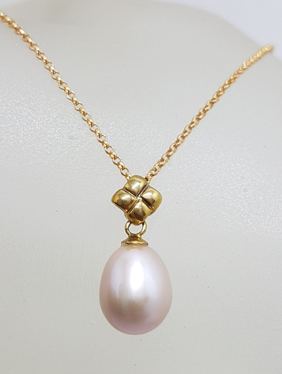 9ct Yellow Gold Pink Pearl Drop on Flower Design Pendant on Gold Chain