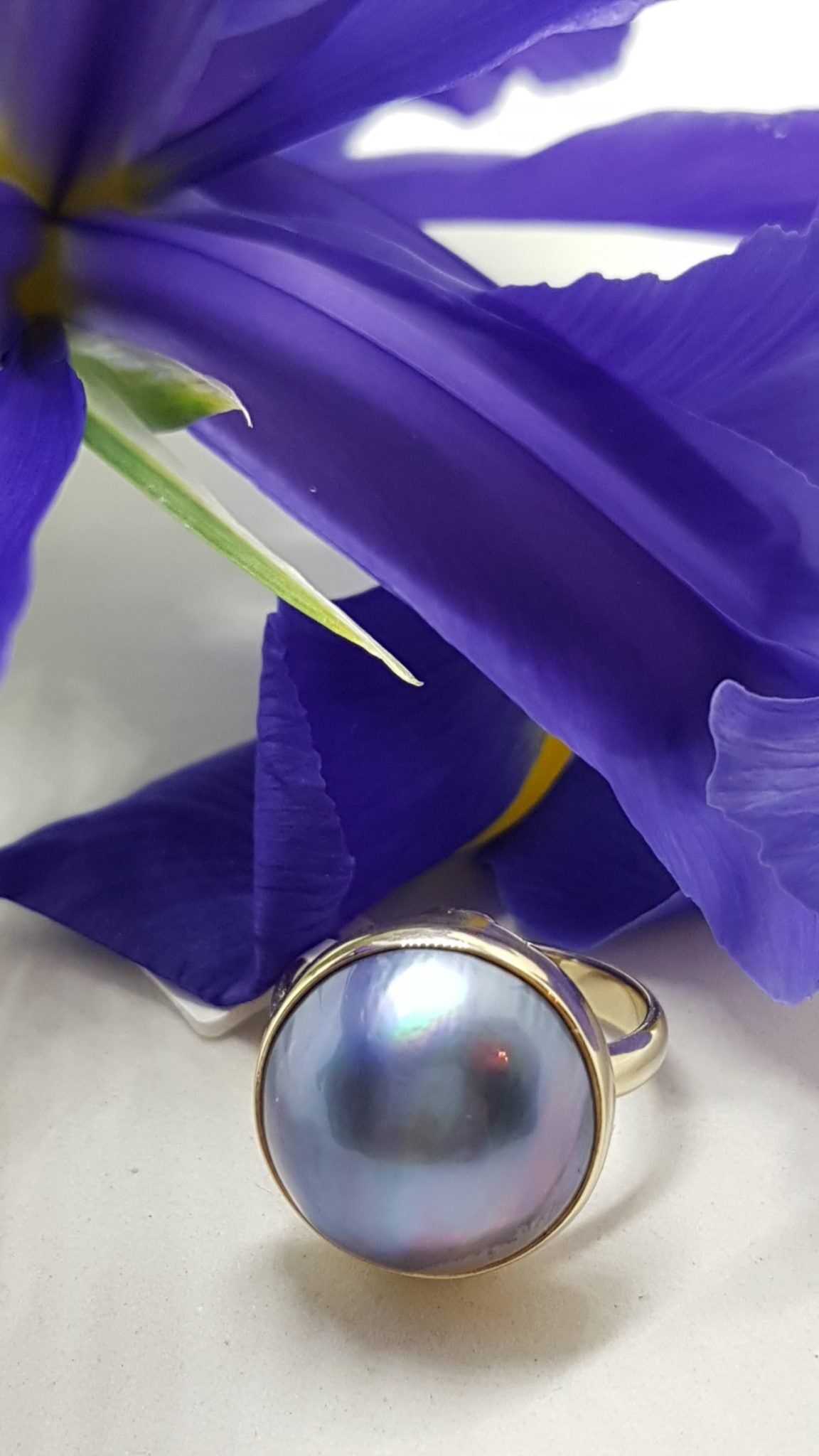 9ct Yellow Gold Bezel Set Round Dark Blue / Black Mabe Pearl Ring