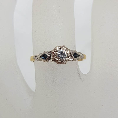 18ct Yellow Gold & Platinum Diamond Solitaire with Two Natural Sapphires along side in Antique / Vintage Ring
