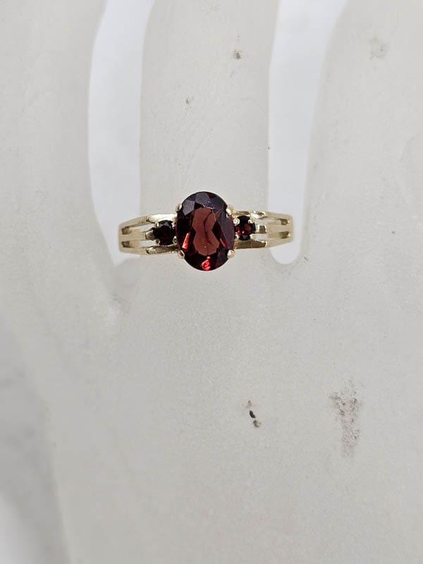 9ct Yellow Gold Garnet Oval with Round High Set Ring - Antique / Vintage