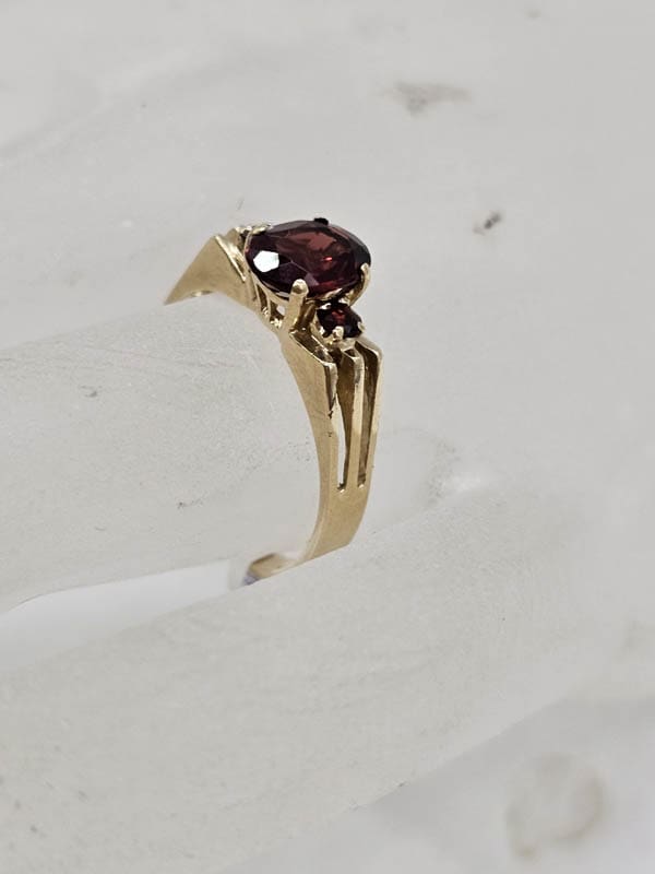 9ct Yellow Gold Garnet Oval with Round High Set Ring - Antique / Vintage