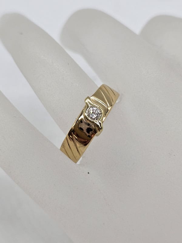 18ct Yellow Gold Diamond Set in Band with Pattern Ring - Gents Ring / Ladies Ring - Vintage