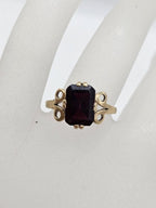 9ct Yellow Gold Garnet Rectangular Shape with Ornate Sides Ring - Antique / Vintage