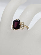 9ct Yellow Gold Garnet Rectangular Shape with Ornate Sides Ring - Antique / Vintage