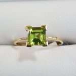 9ct gold ring fetauring large classic style square faceted Peridot gem