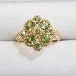 9ct gold ring fewaturing 4 large and 5 small peridot gems arranged in a flower design