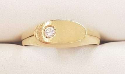 18ct Yellow Gold Solitaire Diamond Oval Signet Gents Ring