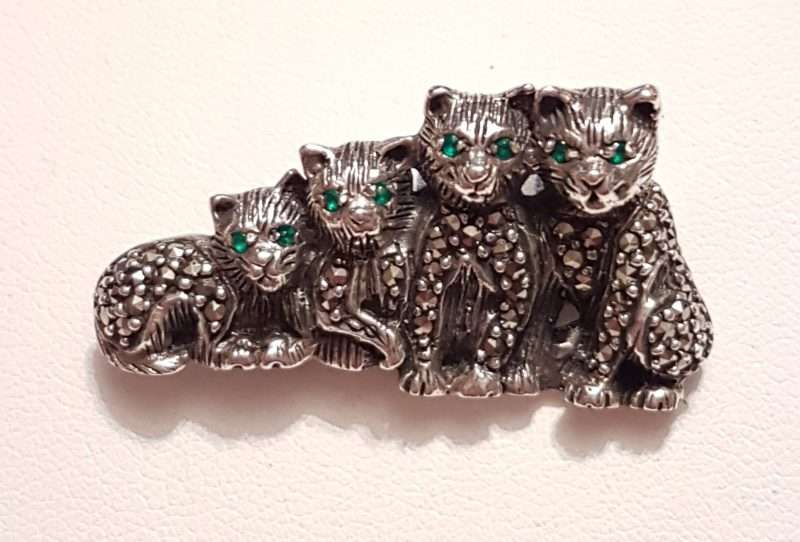Sterling Silver Marcasite 4 Sitting Family of Cats Brooch - With Green Eyes