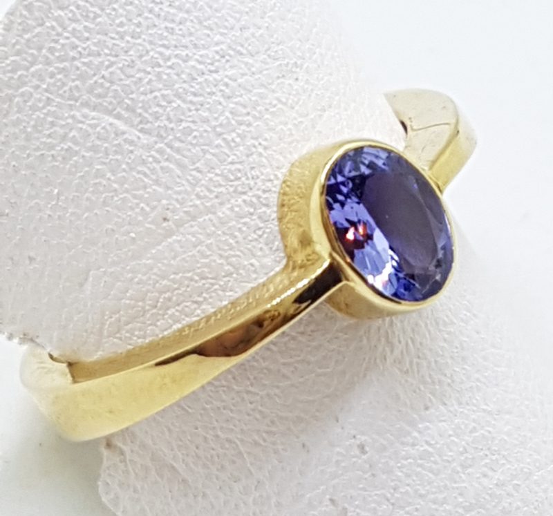 20200422_184910 9ct Yellow Gold Oval Bezel Set Iolite Ring