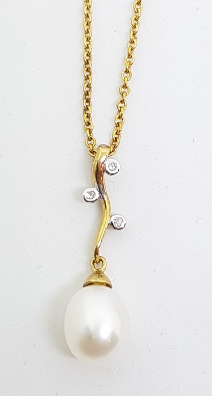 20200428_103803 9ct Yellow Gold Pearl & Diamond Curved Pendant on Gold Chain