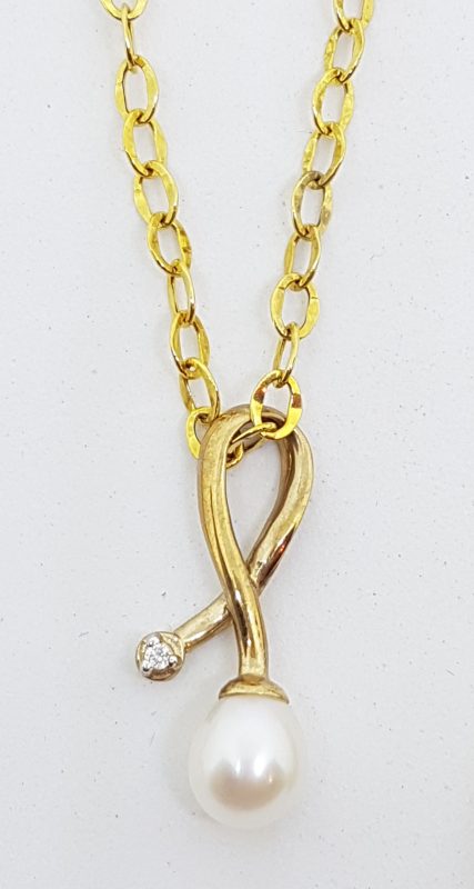 20200428_103830 9ct Yellow Gold Pearl & Diamond Twist Pendant on Gold Chain