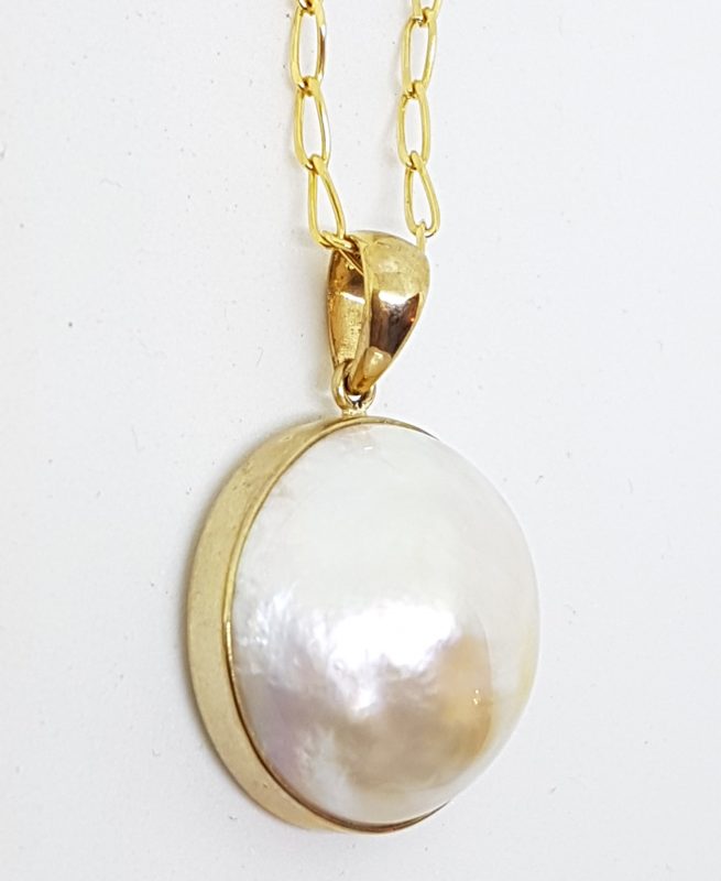 9ct Yellow Gold Large Round White Mabe Pearl Ornate Pendant on Gold Chain