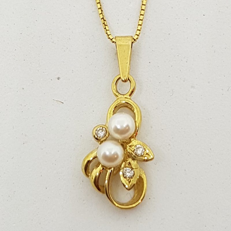 20200428_112504 9ct Yellow Gold Pearl & Diamond Cluster Pendant on Gold Chain