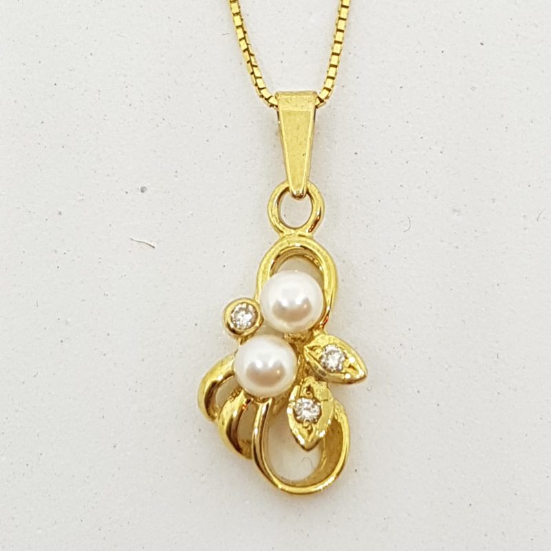 20200428_112521 9ct Yellow Gold Pearl & Diamond Cluster Pendant on Gold Chain