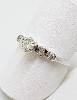 18ct White Gold 3 Round Diamond Engagement Ring