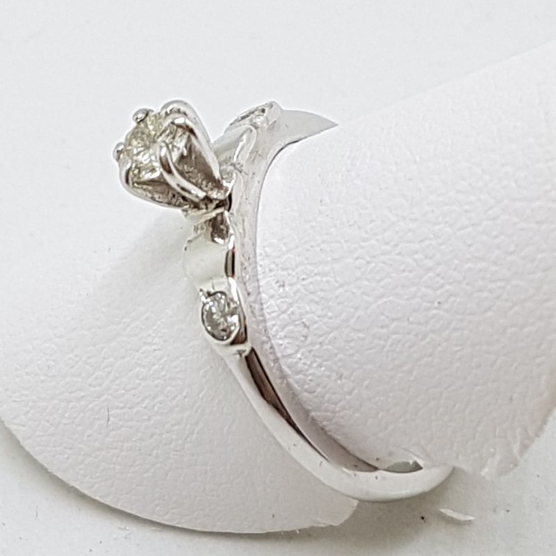 18ct White Gold 3 Round Diamond Engagement Ring