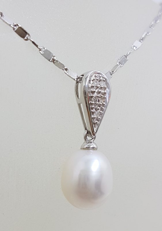 20200526_115213 9ct White Gold Pearl & Diamond Drop Pendant on Gold Chain