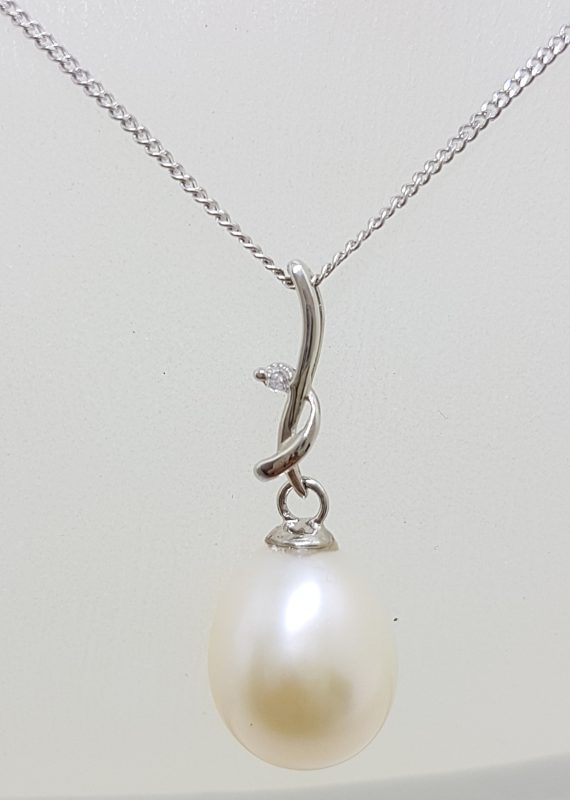 20200526_115328 9ct White Gold Pearl & Diamond Delicate Twist Pendant on Gold Chain