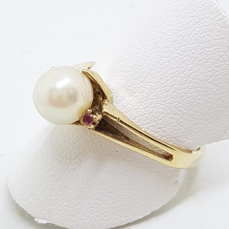 20200601_191229 9ct Yellow Gold Pearl & Ruby Ring