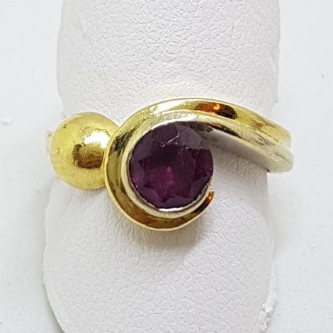 18ct Yellow Gold Garnet Twist Design Ring