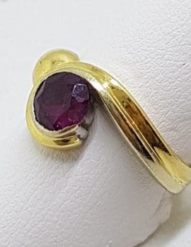 18ct Yellow Gold Garnet Twist Design Ring
