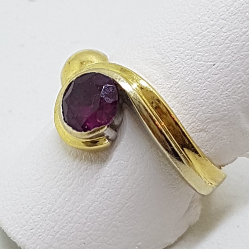 18ct Yellow Gold Garnet Twist Design Ring