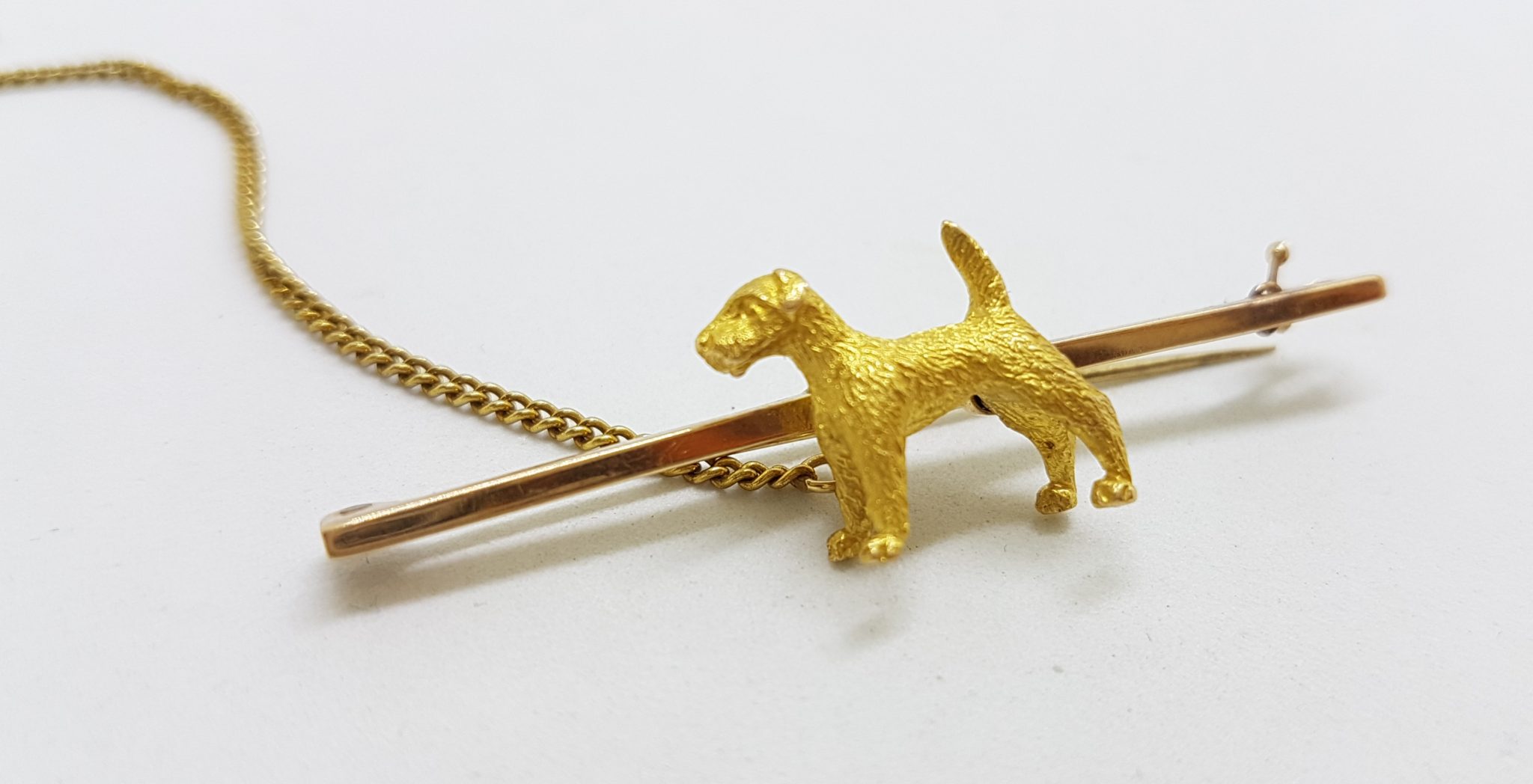 15ct Yellow Gold Airedale Terrier on Bar Brooch
