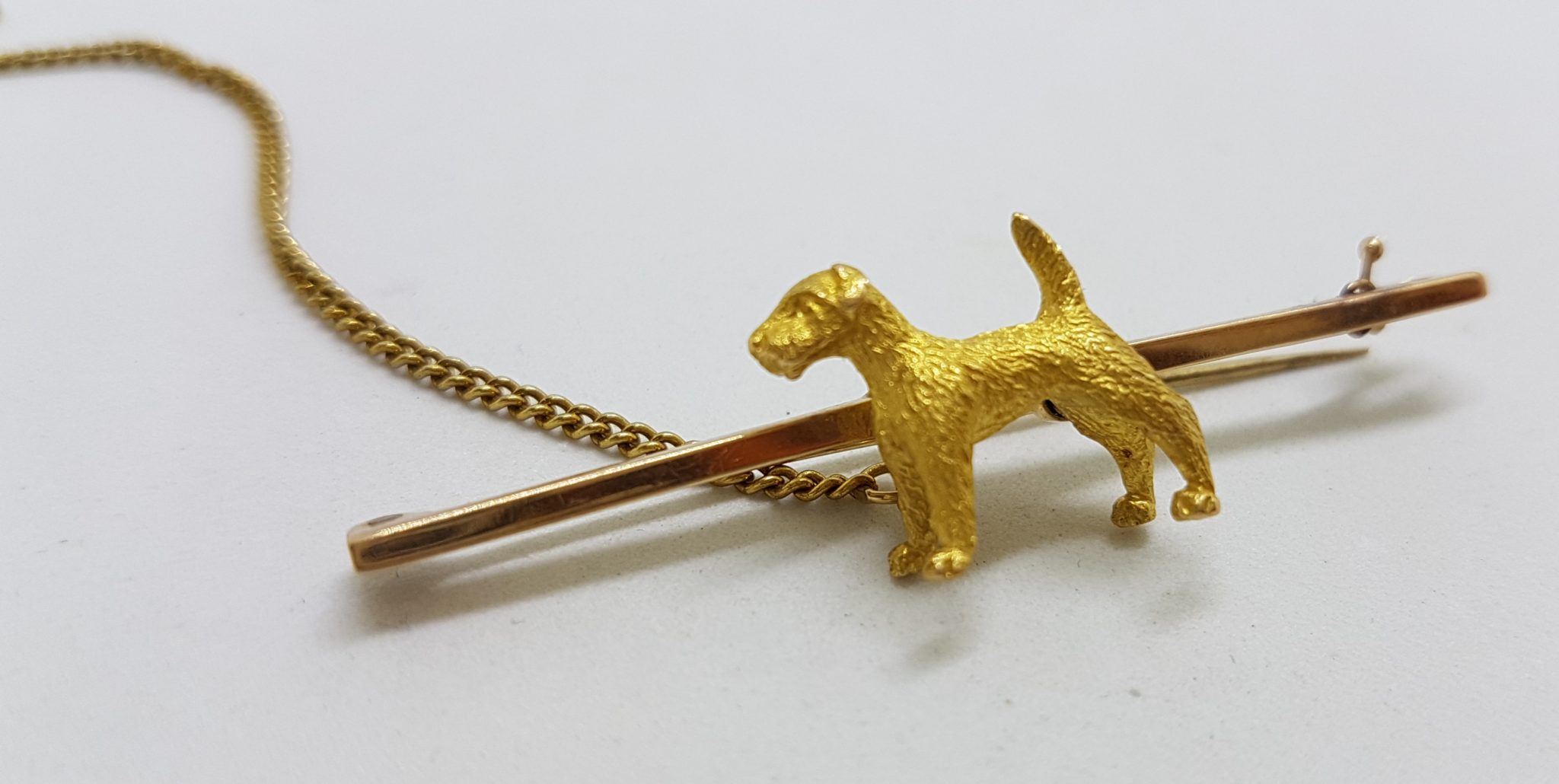 15ct Yellow Gold Airedale Terrier on Bar Brooch