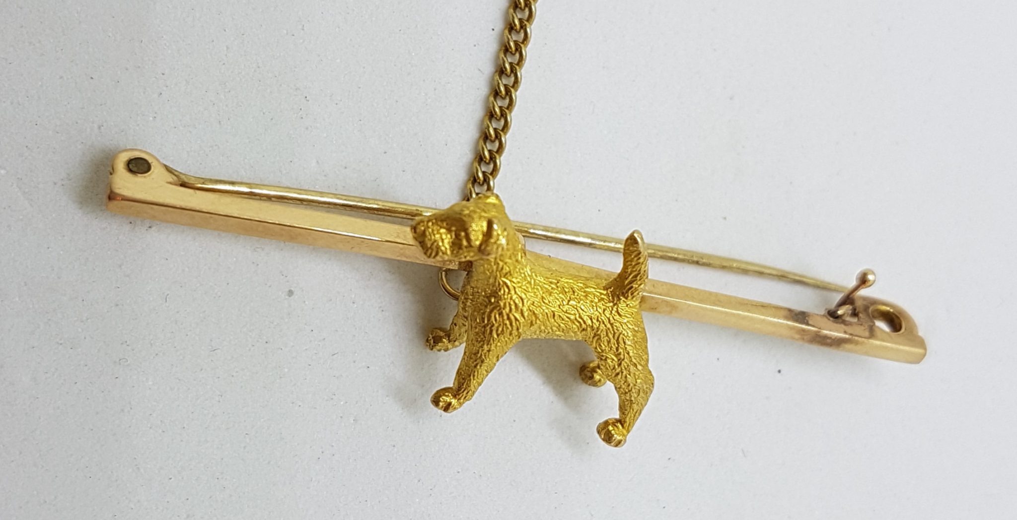 15ct Yellow Gold Airedale Terrier on Bar Brooch