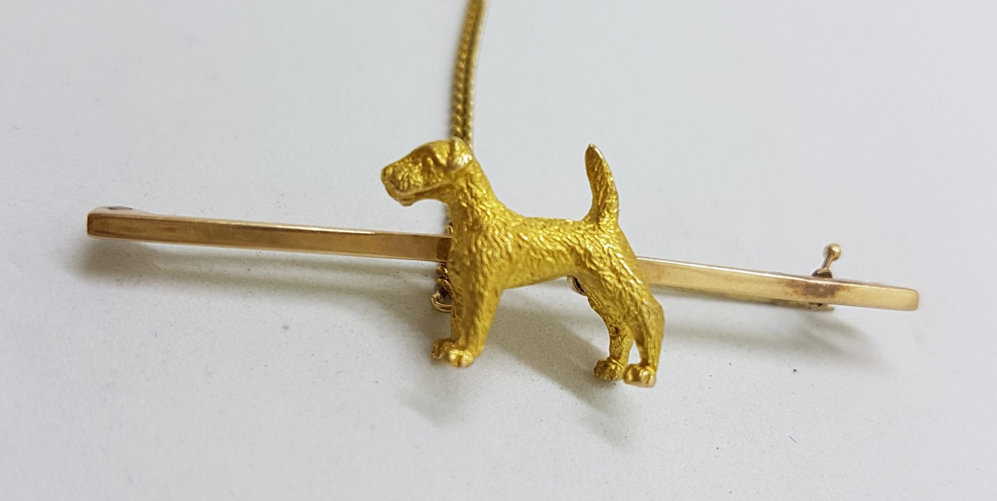 15ct Yellow Gold Airedale Terrier on Bar Brooch